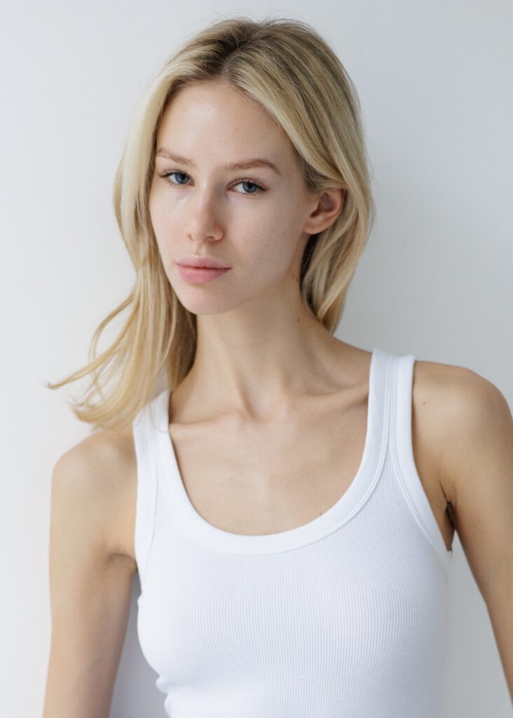 Gros plan visage sans maquillage d'un modèle féminin lors d'un shooting polas