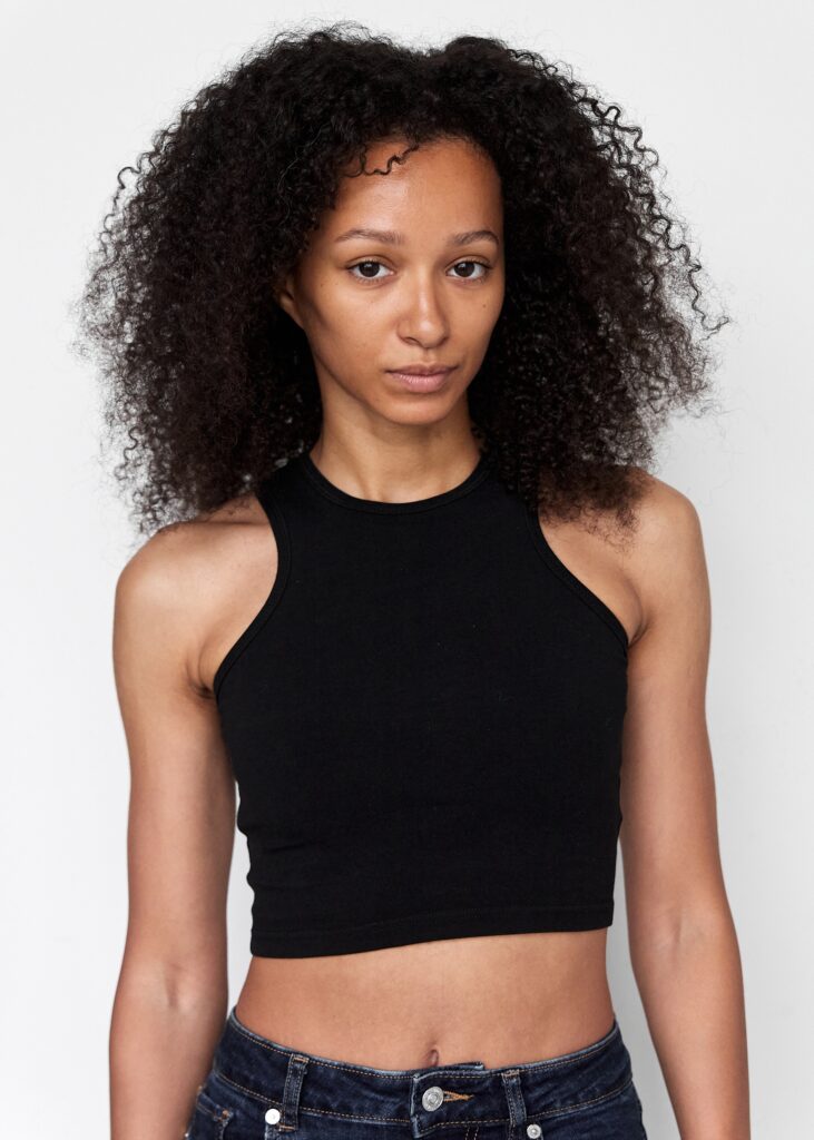 Portrait au naturel d'un mannequin femme metisse pour un book mannequin