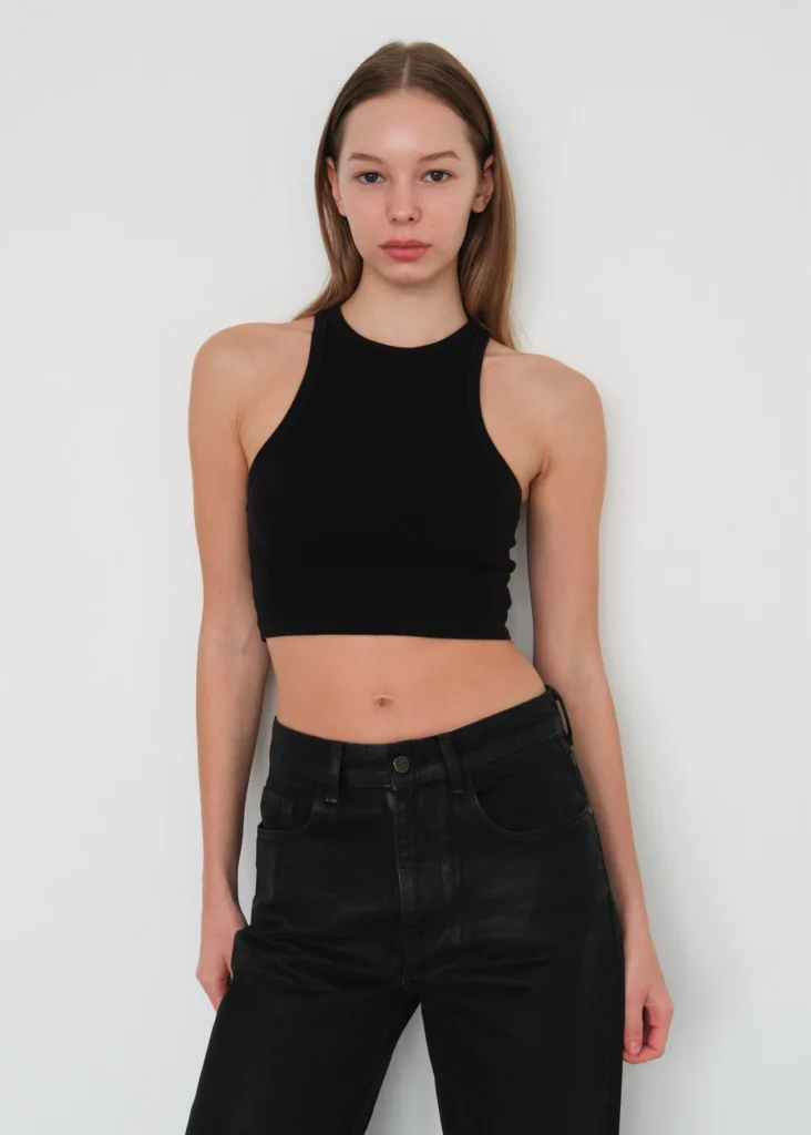 Mannequin au naturel en plan américain avec un haut noir lors d'une séance photo