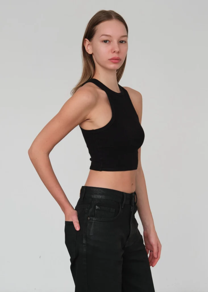 Pola de trois-quarts profil d'un jeune mannequin au naturel regardant l'objectif