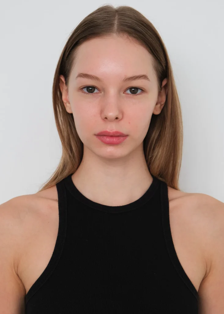 Portrait de face sans maquillage d'un mannequin femme pour un polas d'agence